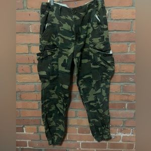 Fashion nova camo cargo joggers large